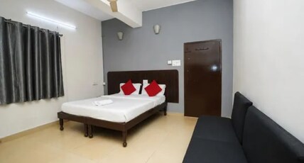 FabHotel Regal I Room Type - Deluxe Room