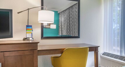 Hampton Inn by Hilton Adel Room Type - 1 KING BED NONSMOKING
