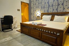 Rooms of Elegant Villa 2BHK Dehradun Bathtub by homeyhuts