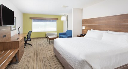 Holiday Inn Express WILLIAMSBURG Room Type - 1 King Standard Sofa Bed