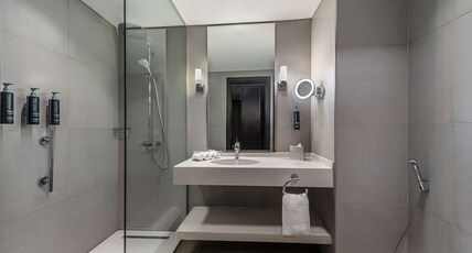 DoubleTree by Hilton Hotel Aqaba Room Type - 1 KING BED GUESTROOM