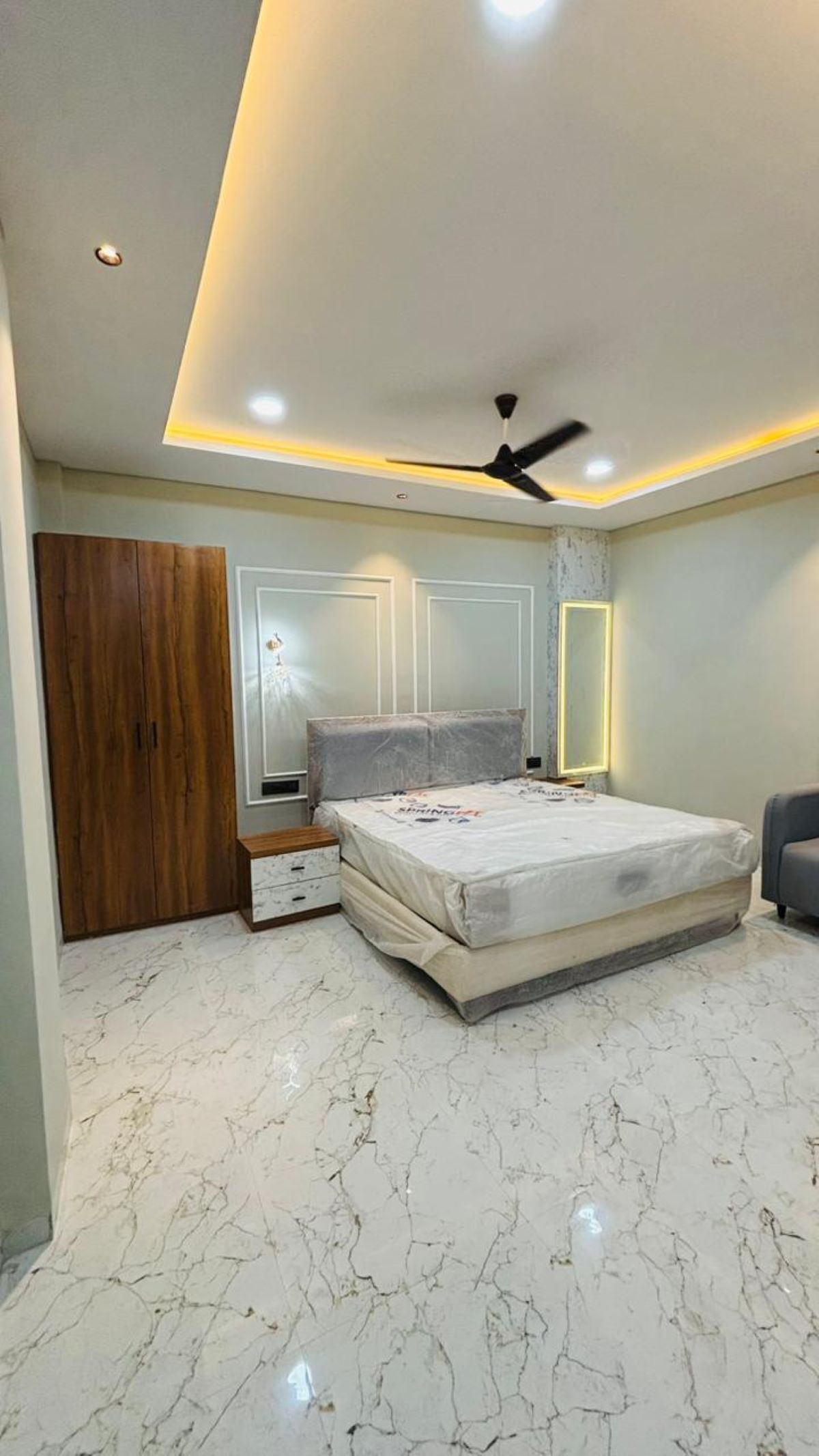 Hotel Maniratna Premium - Tap to explore photos