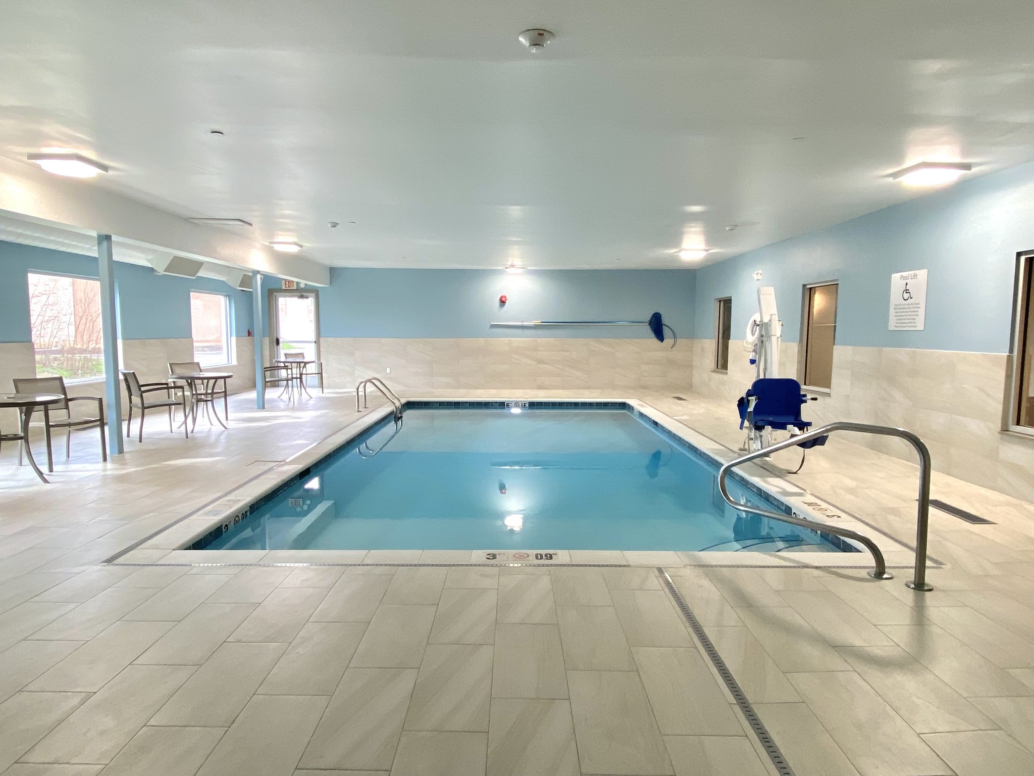 Holiday Inn Express & Suites ELYRIA - Tap to explore photos