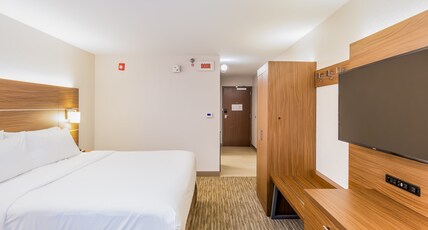 Holiday Inn Express ORANGE BEACH-ON THE BEACH Room Type - 1 King City View Communications Accessible Tub