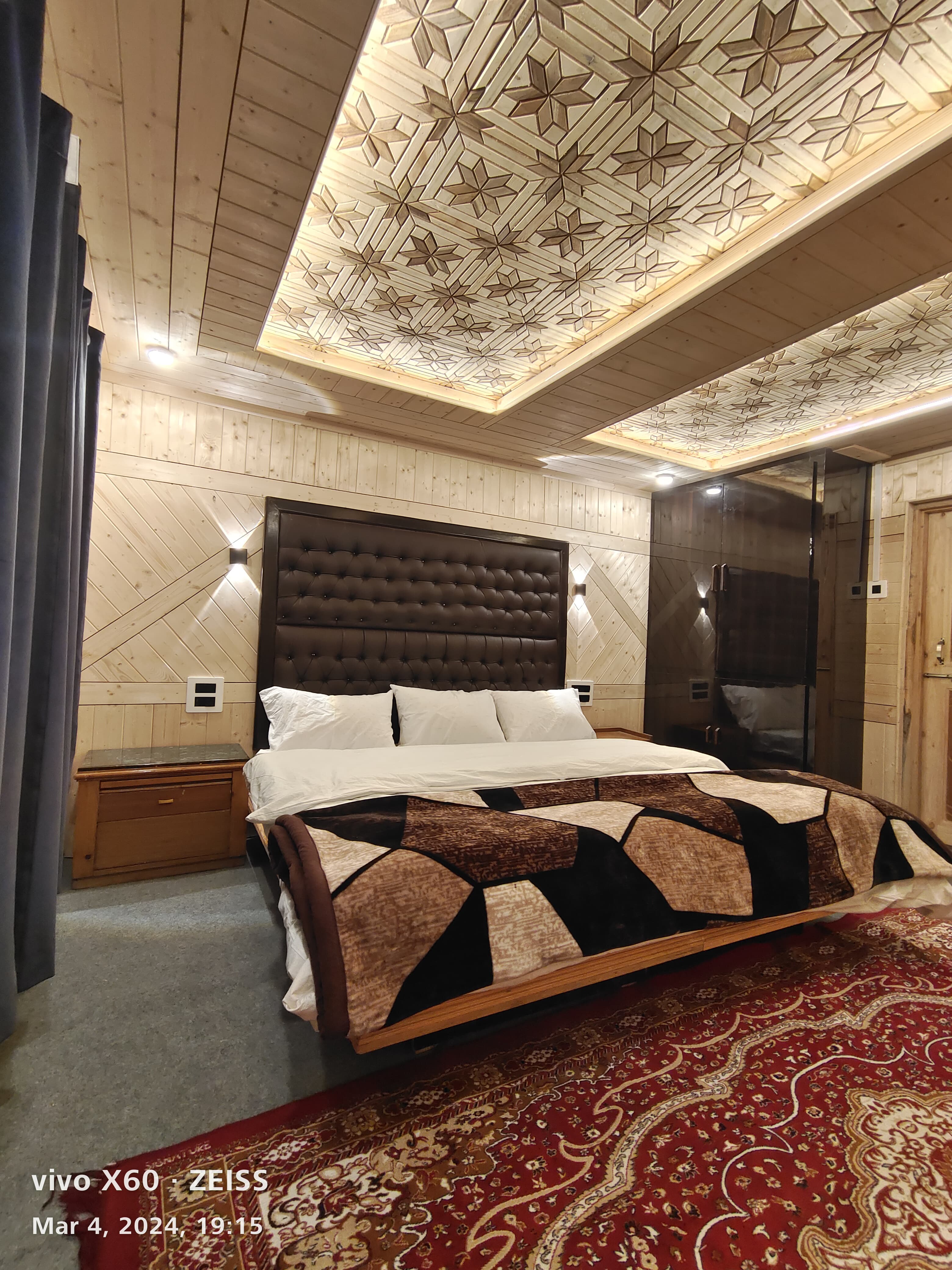 Royal Galaxy - Tap to explore photos