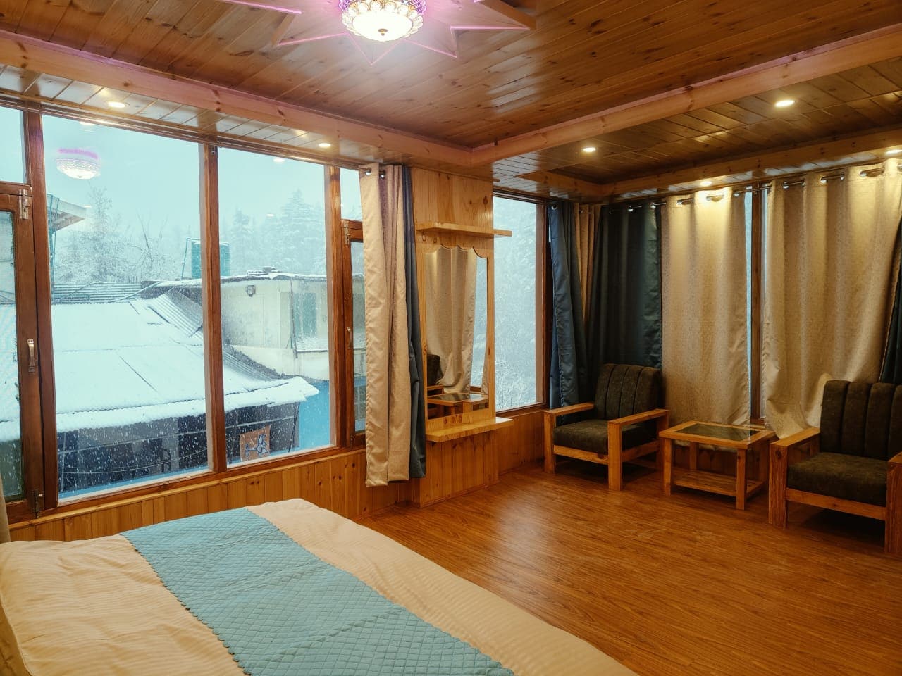 Green Woods Old Manali Hotel And Cafe - Tap to explore photos