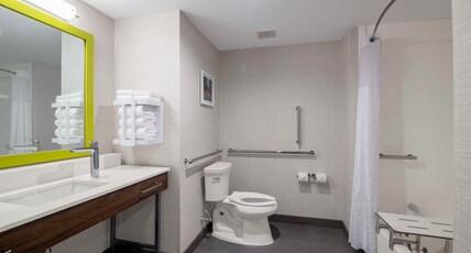 Hampton Inn Lincoln White Mountains Room Type - 2QN ACCESSIBLE TUB