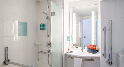 Novotel Glasgow Centre Room Type - Standard Double room with Accessible Features Bathroom Novotel Glasgow Centre Room Type - Standard Double room with Accessible Features Bathroom