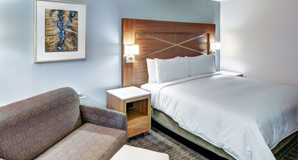 DoubleTree by Hilton Milwaukee Downtown Room Type - 1 QUEEN BED ACCESSIBLE