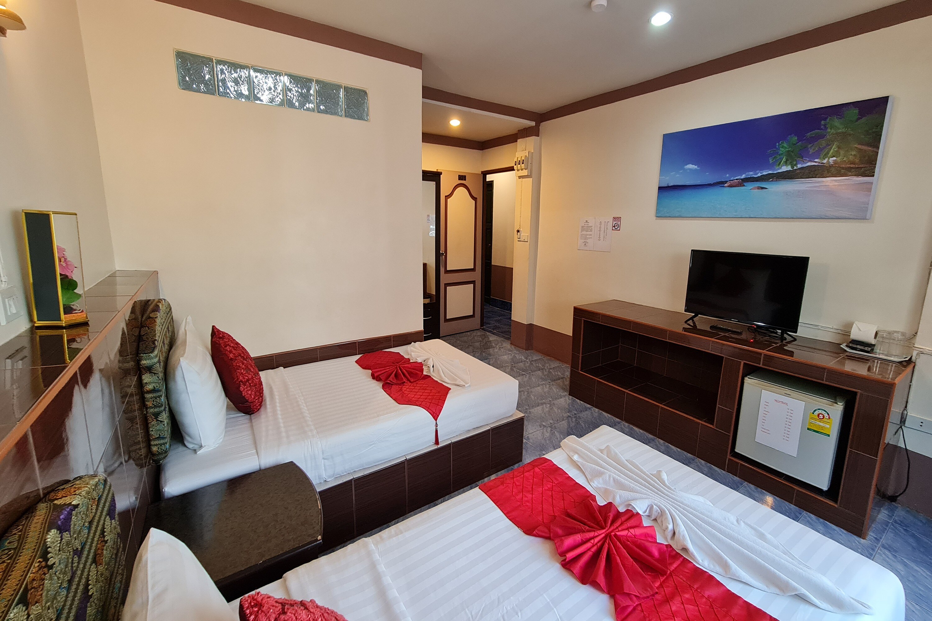 Vech Guesthouse Patong Phuket - Tap to explore photos