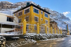 The White Mountain Stays & Cafe, Key