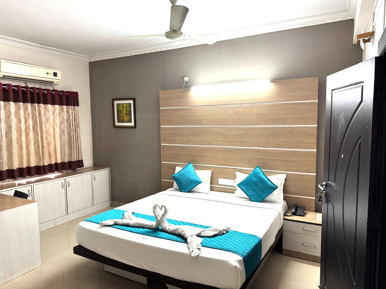 Luxor Park Service Apartment - Tap to explore photos