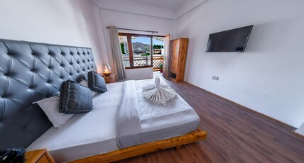 Woosah Hostel Leh | Terrace Cafe & Wifi Room Type - Kings Room with Balcony