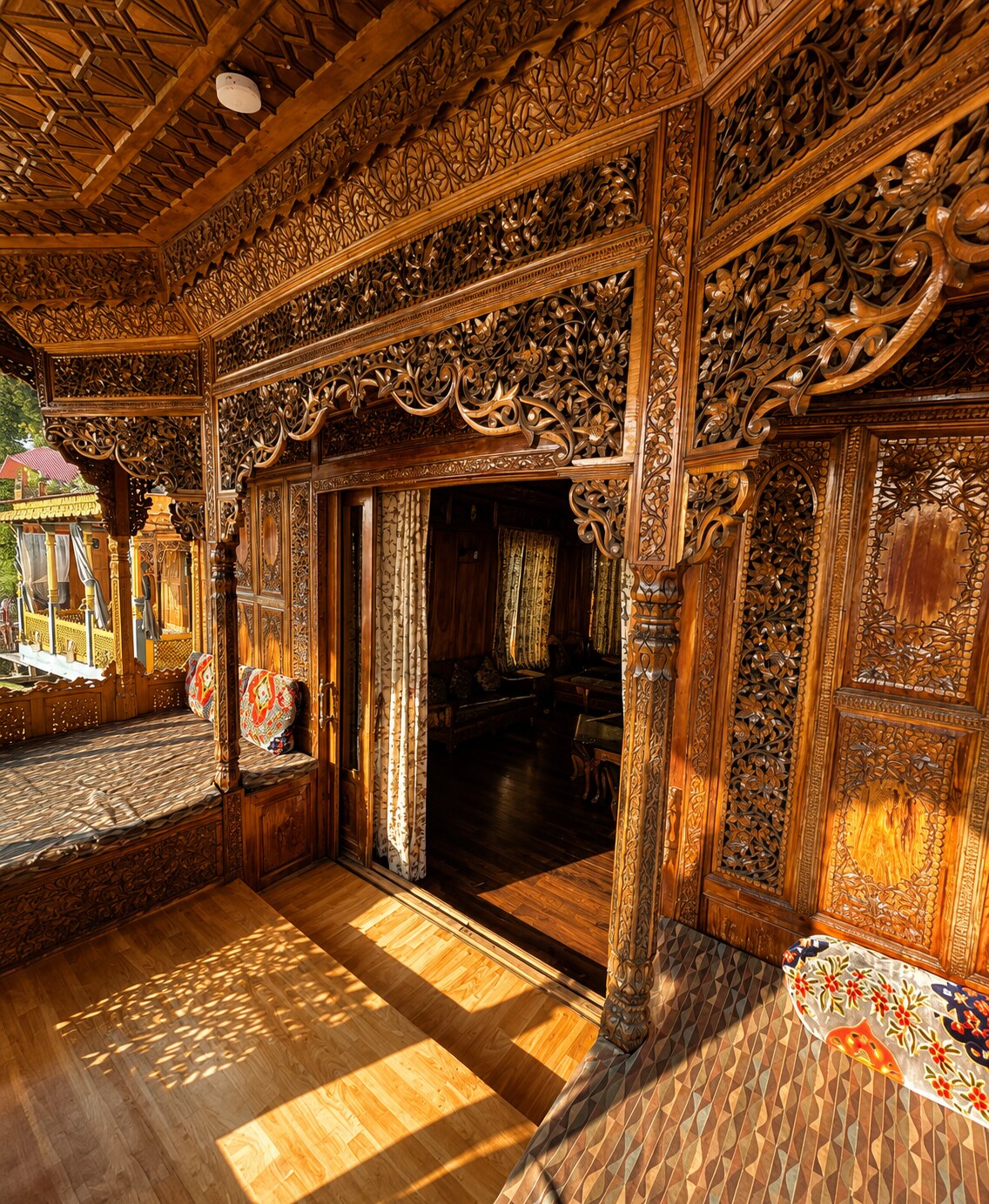 Premium Houseboat Baktoo Palace - Tap to explore photos