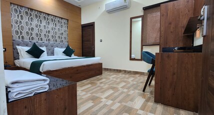 Green Sarovar Hotel & Restaurant. Room Type - Deluxe Room