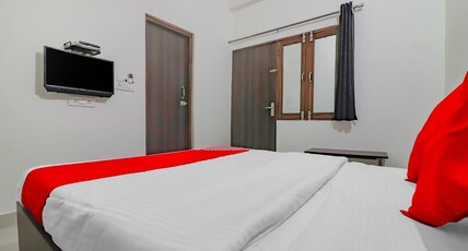 Rajlakshmi Guest House Room Type - Deluxe Room (AC)