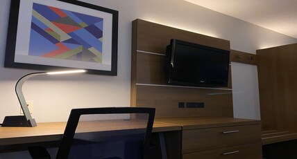 Holiday Inn Express & Suites SOMERSET CENTRAL  Room Type - 1 King Standard Comm Access Roll Shwr