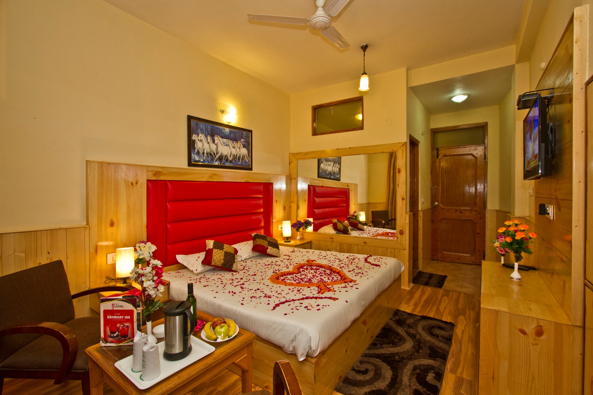 New Harmony Inn - 5 mins drive from Volvo Stand - Tap to explore photos