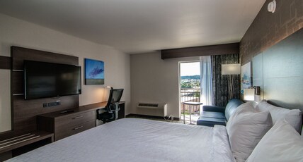 Holiday Inn Express SPOKANE-DOWNTOWN Room Type - 1 King Suite City View Balcony