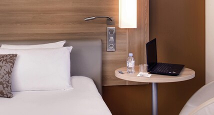 Mercure Macon Bord de Saone Hotel Room Type - Classic Room with 1 king-size bed