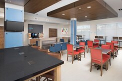 Holiday Inn Express & Suites San Antonio North - Windcrest