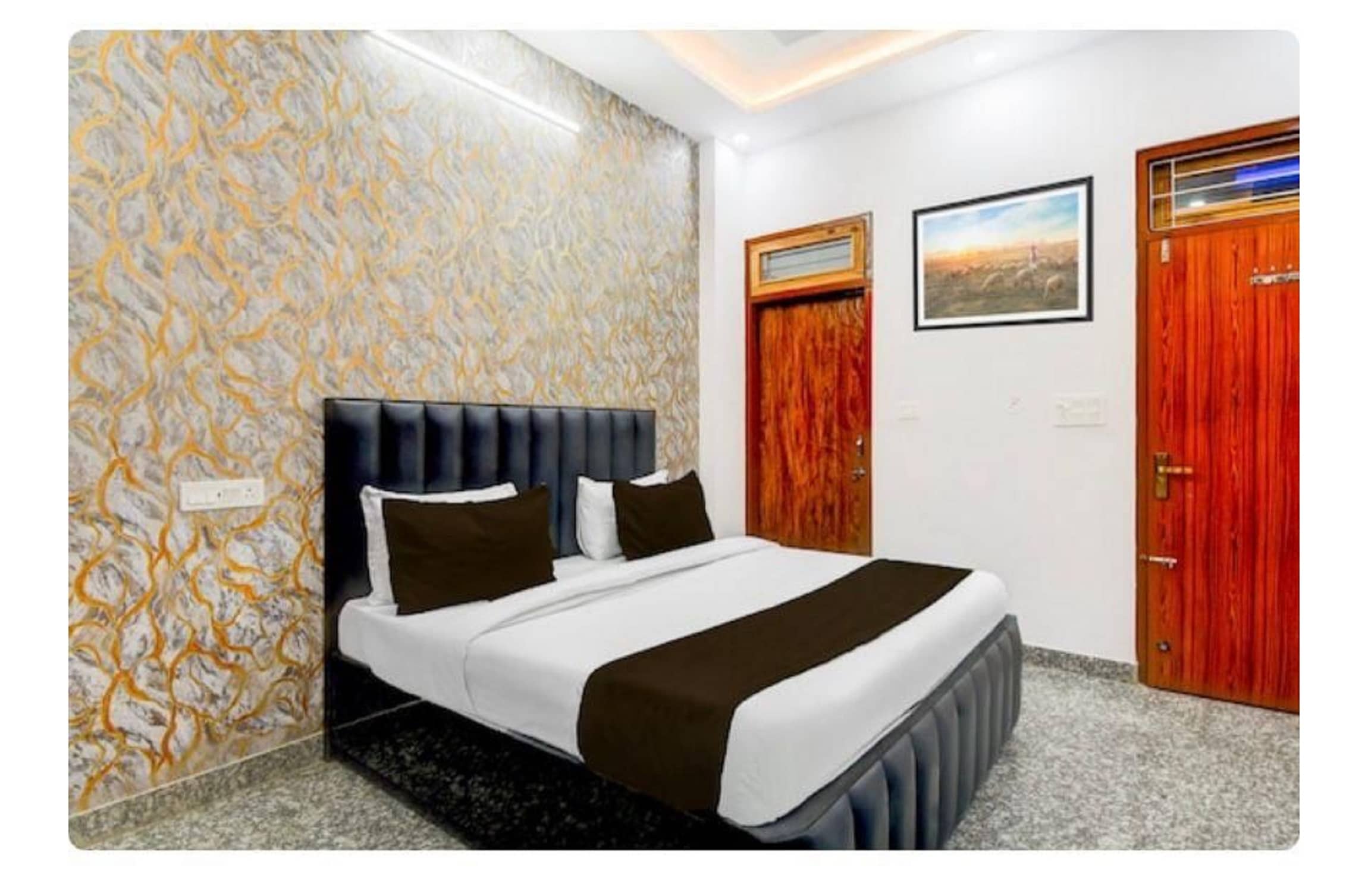 Hotal Luxury Stay - Tap to explore photos
