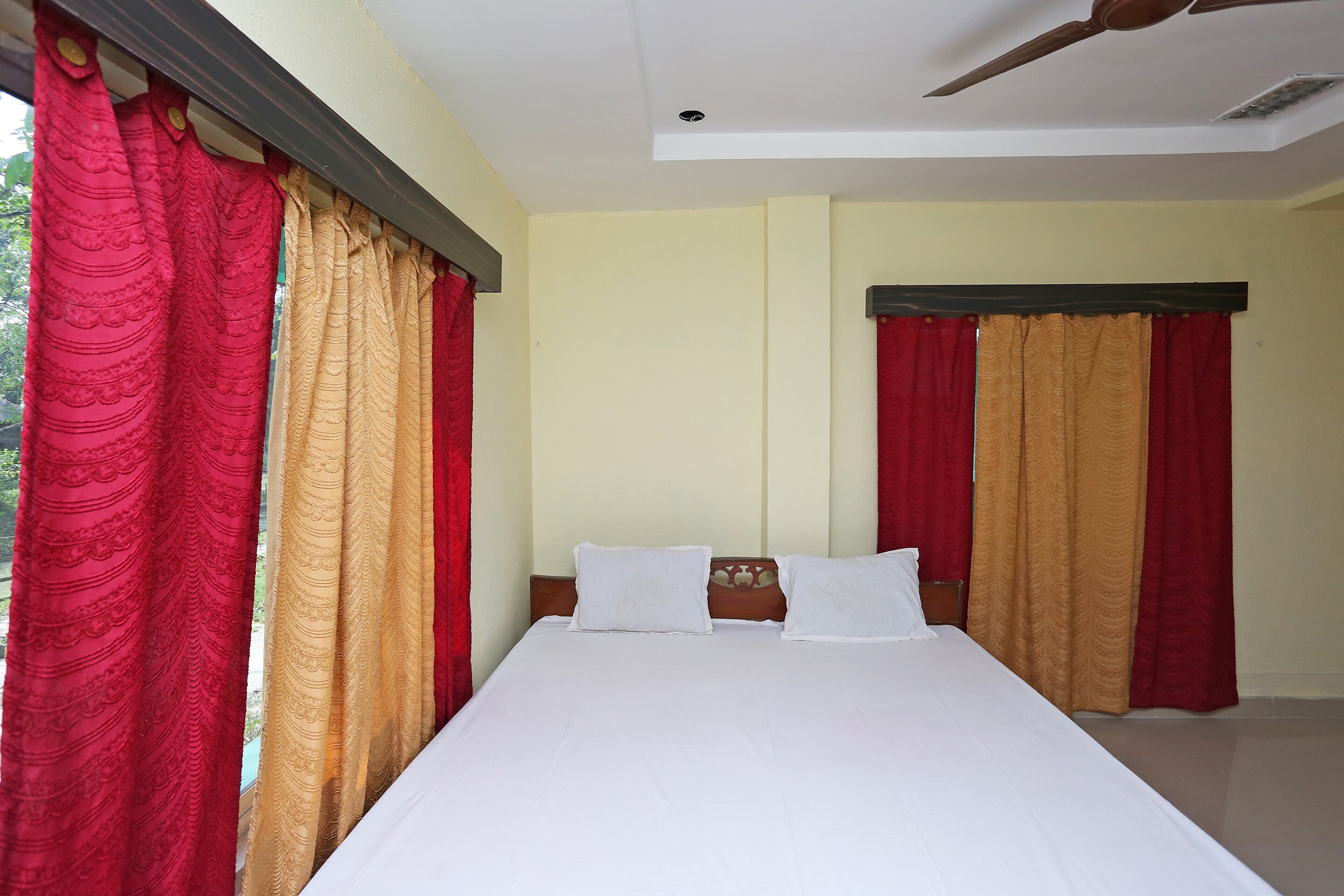 Hotel Dolphin - Tap to explore photos