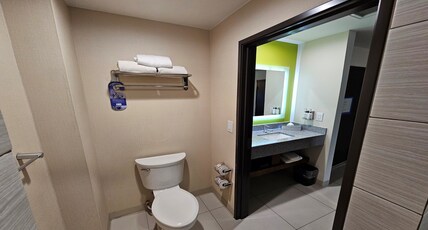 Holiday Inn Express & Suites MEXICALI Room Type - 1 King Bed Suite