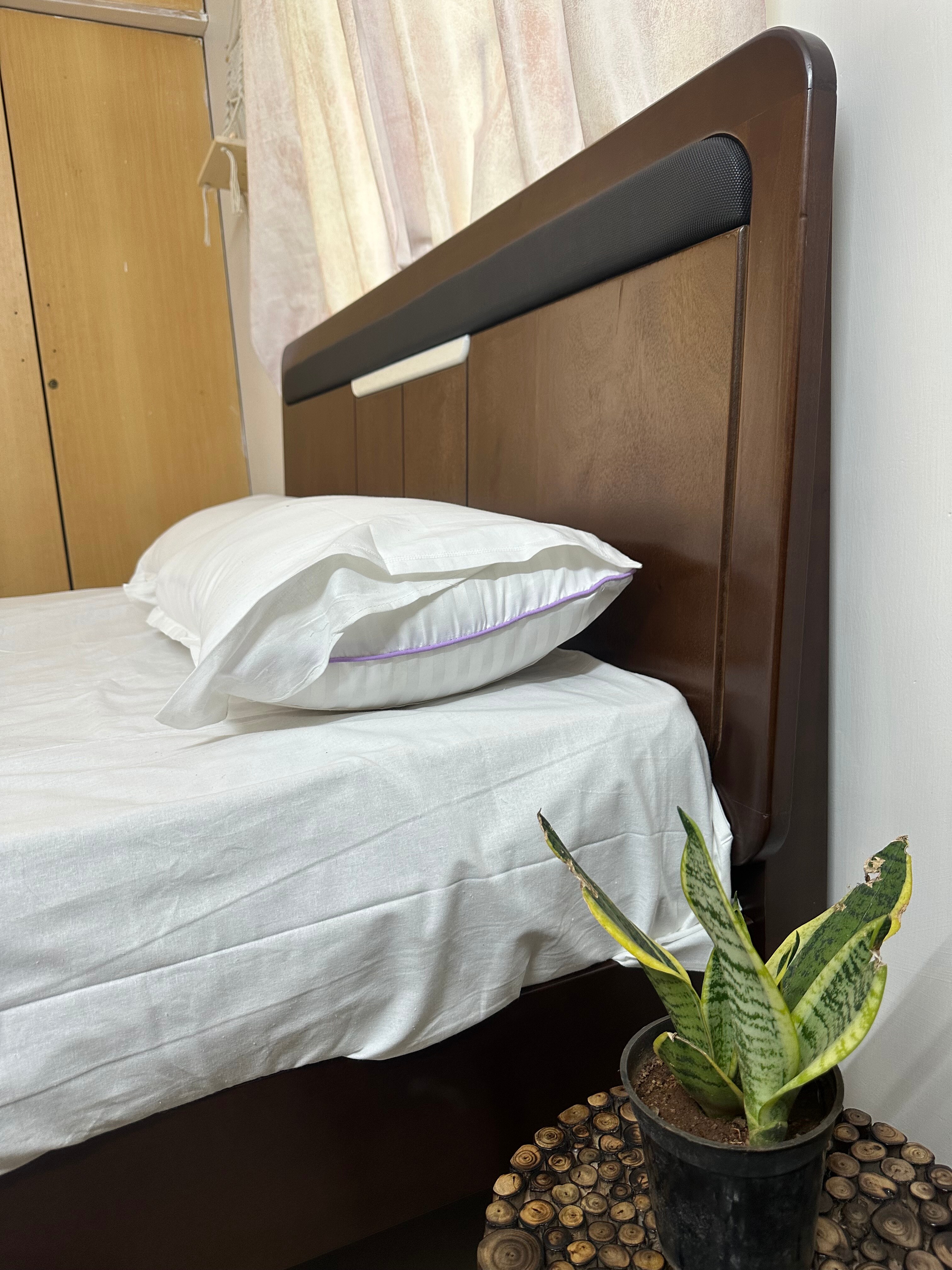 Fame Stay - Tap to explore photos