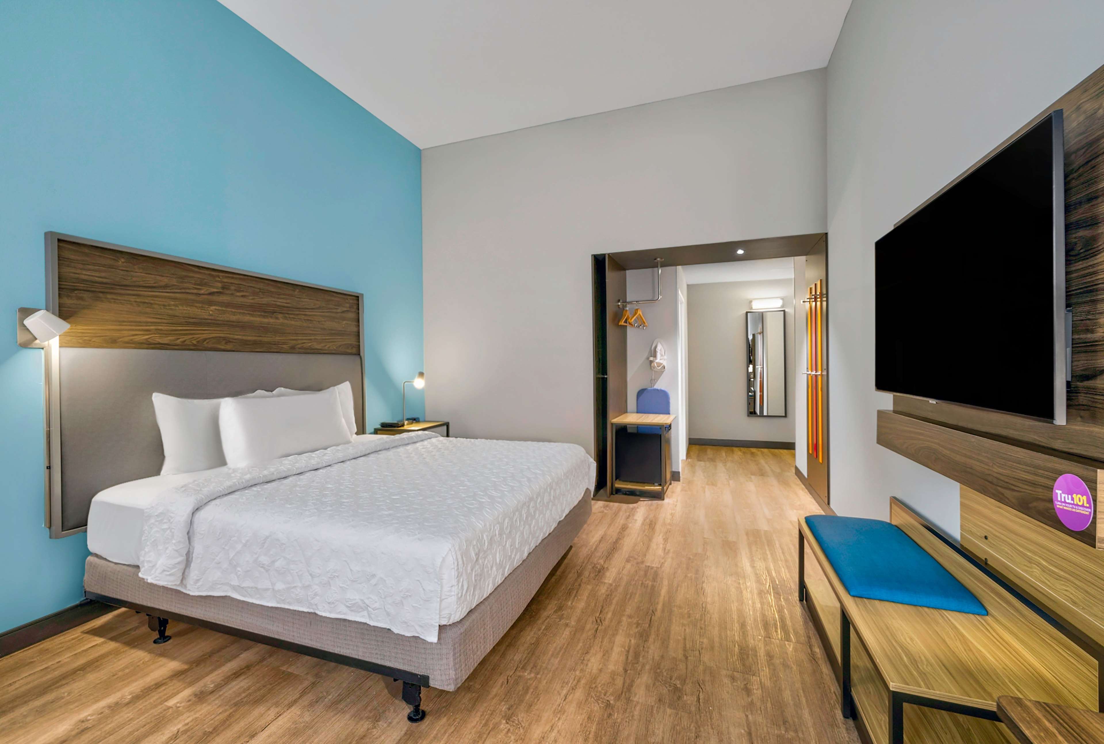 Tru by Hilton Minneapolis Downtown - Tap to explore photos