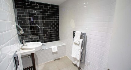 Mercure Doncaster Centre Danum Hotel Room Type - Family Room with 1 double bed and sofa