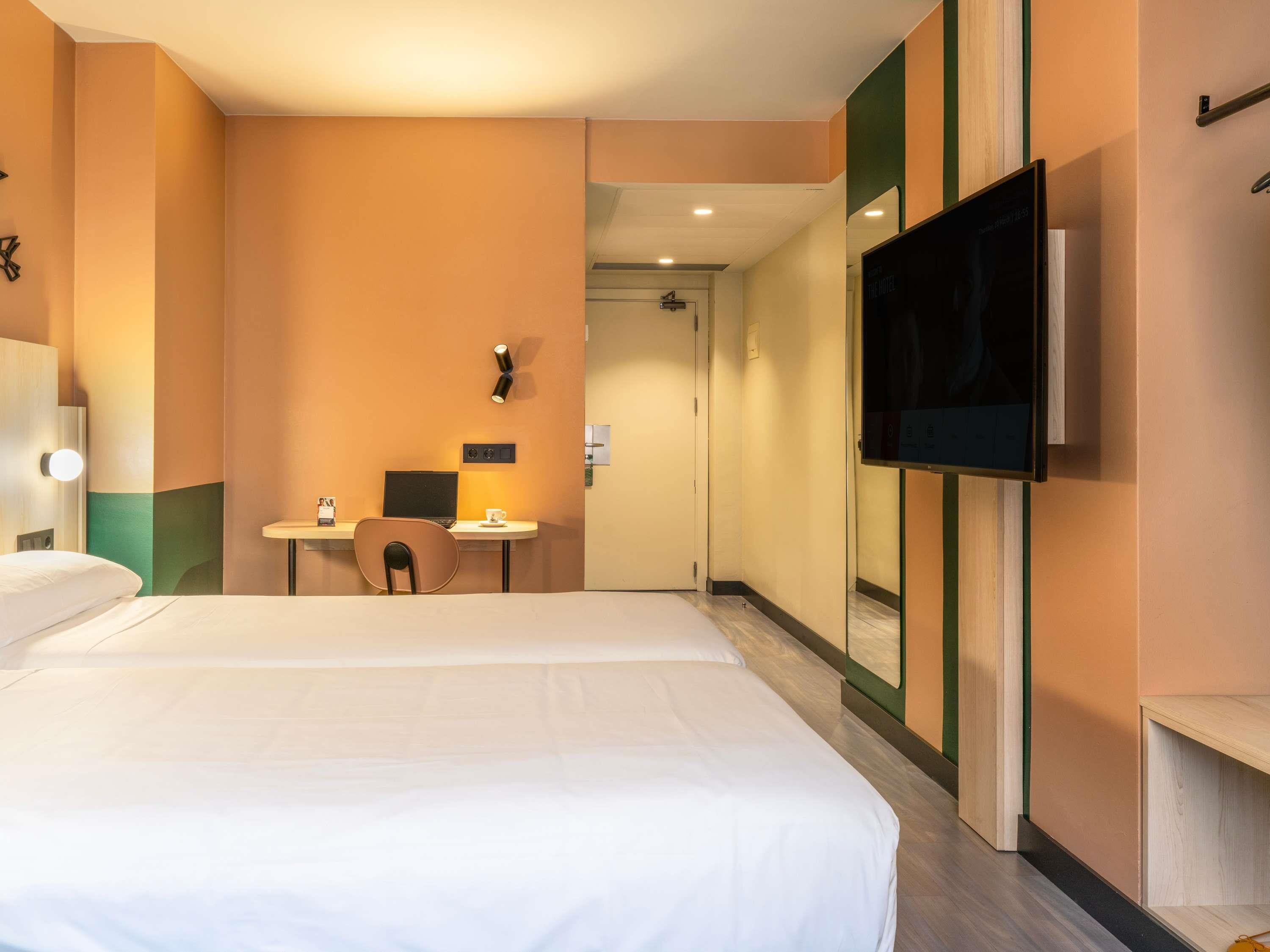 ibis Styles Zaragoza Ramiro I - Tap to explore photos