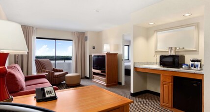 Hilton Chicago/Oak Brook Suites Room Type - 1KNG 1BDRM STE ACC RI SHWR