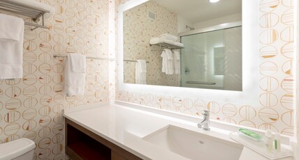 Holiday Inn Marquette, an IHG Hotel Room Type - 1 King Bed Standard