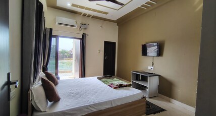 hari ratna home stay Room Type - Deluxe Room With City View