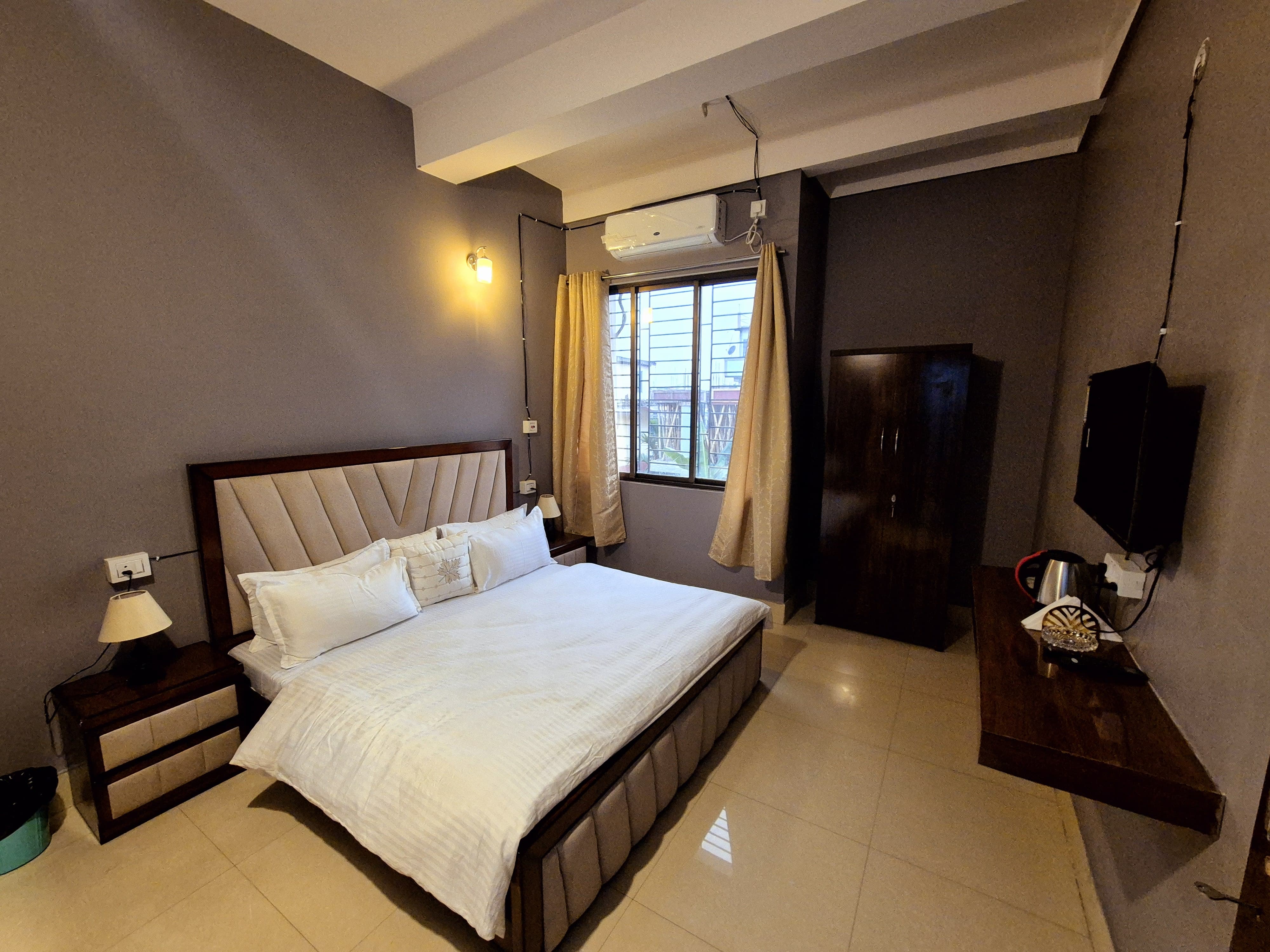 Luxe Haven Stay | 5min From Six Mile - Tap to explore photos