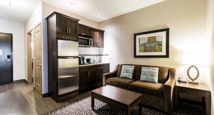 Holiday Inn Express & Suites SPRUCE GROVE - STONY PLAIN Room Type - King Cooktop Suite Pullout Sofa