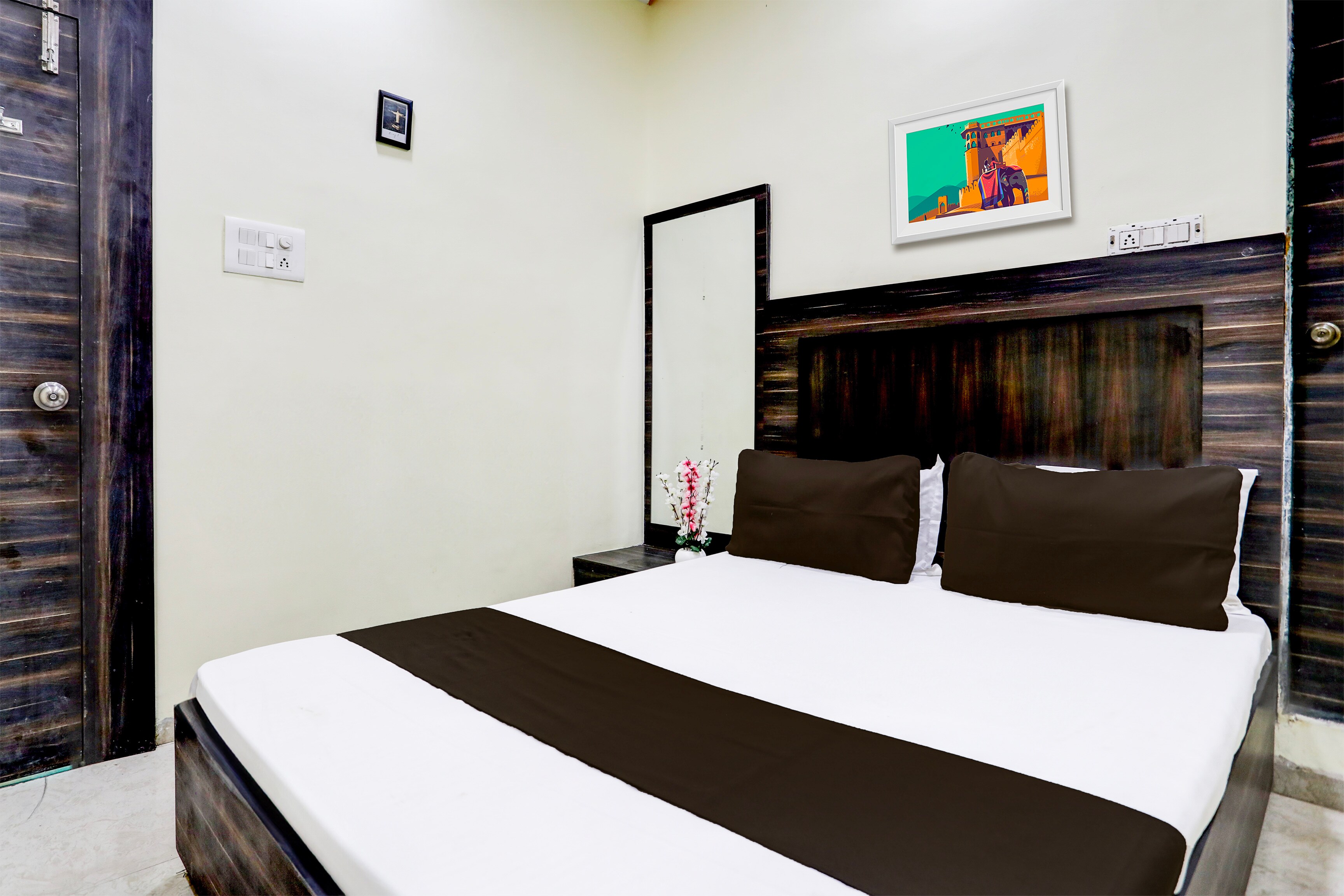 Hotel O Jugnu - Tap to explore photos