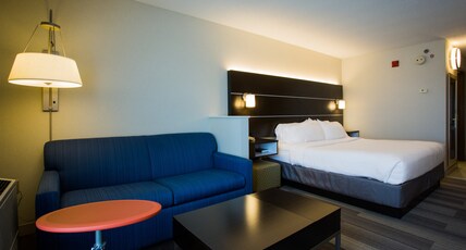 Holiday Inn Express Hotel & Suites Reading Room Type - 1 King Bed Suite Extra Floor Space