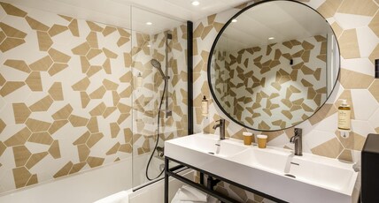 Mercure Cannes Mandelieu Room Type - Privilege Room with a double bed and bunk beds