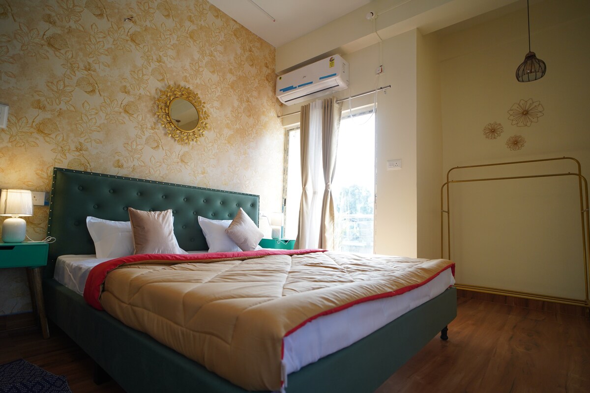 BeauMonde Boutique Suites | Royal - Tap to explore photos
