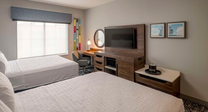 Hampton Inn & Suites by Hilton Huntington Downtown Room Type - 2 QUEENS W  FRIDGE MICROWV