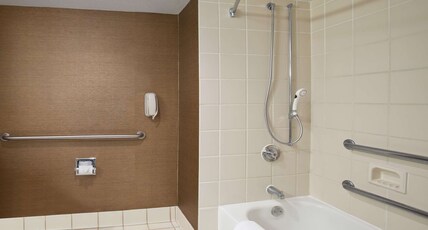 Embassy Suites Austin-Arboretum Room Type - 2 DBLS CORNER STE ACC TUB
