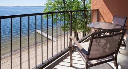 Holiday Inn DETROIT LAKES Room Type - 1 King Bed Standard Lake View
