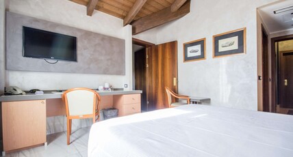 Best Western Hotel Modena District Room Type - 2 Queen Beds, Non-Smoking, Family Room, 2 Connecting Rooms, Two Bathrooms Best Western Hotel Modena District Room Type - 2 Queen Beds, Non-Smoking, Family Room, 2 Connecting Rooms, Two Bathrooms