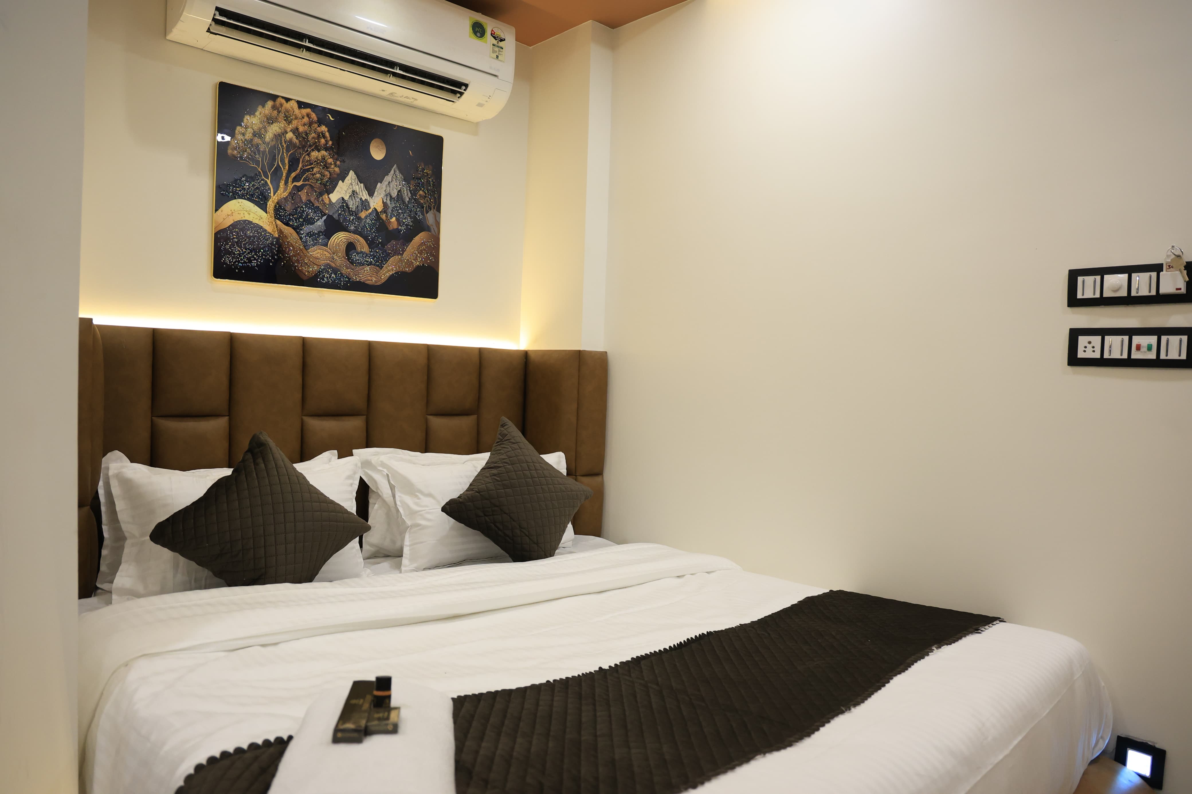 HOTEL EVERLAND - Tap to explore photos