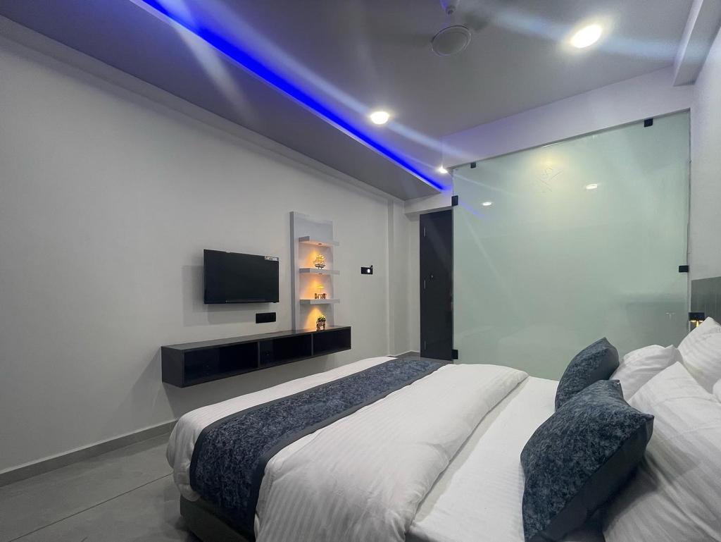 HOTEL CROWN PALACE - Tap to explore photos