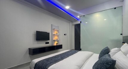 HOTEL CROWN PALACE Room Type - delux room with shower