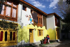 Rovers Den Hostel | Dorms & Wi-Fi