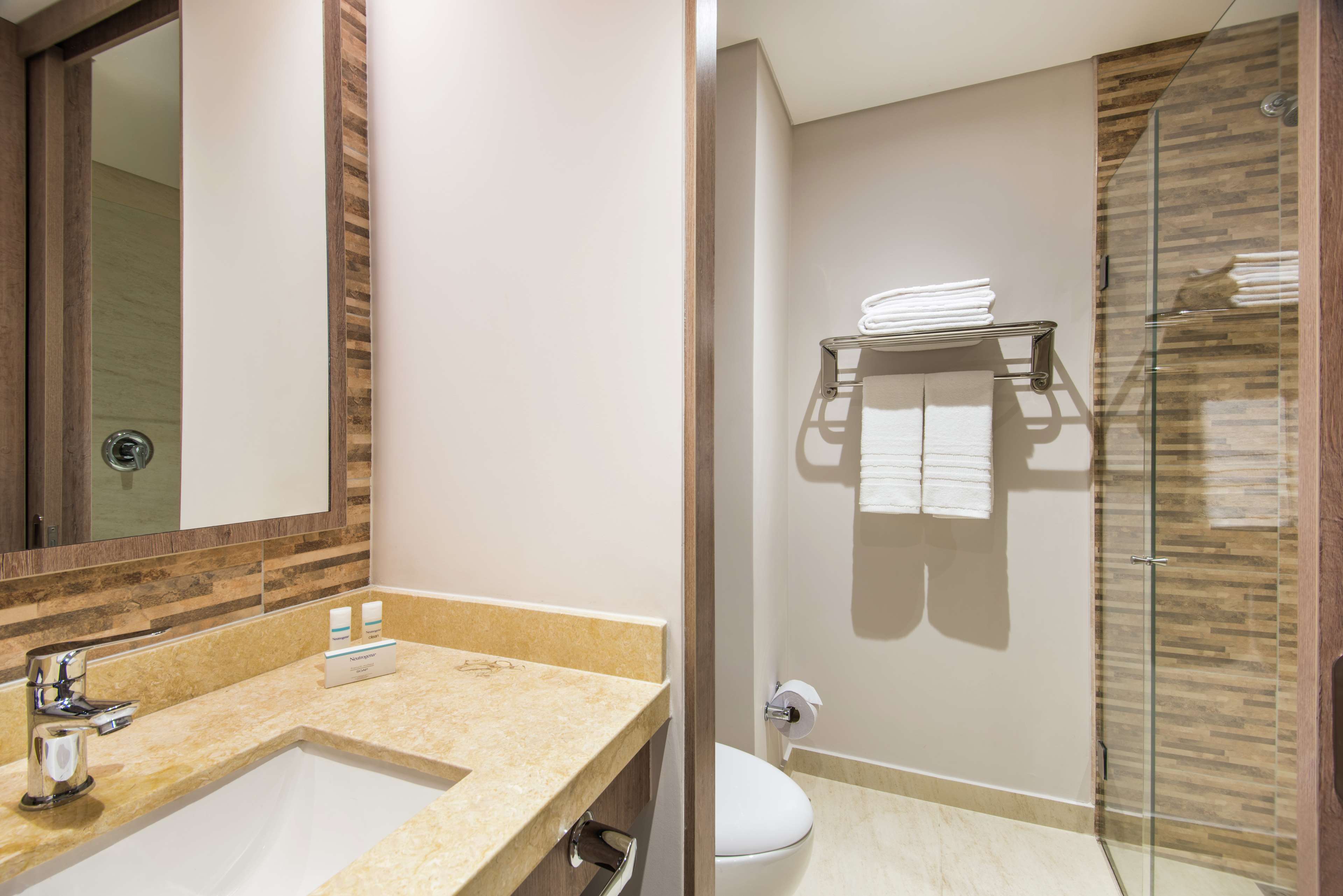Hampton By Hilton Cucuta - Tap to explore photos